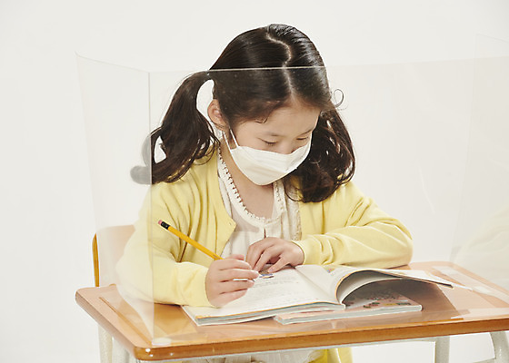 포토 JPG 스튜디오촬영 여자 어린이라이프 초등학생 어린이 학교 수업 실내 초등학교 마스크 한명 안전 상반신 앞모습 스쿨라이프 한국인 사회이슈 흰배경 가림막 소녀한명만 코로나바이러스 사회적거리두기 비말감염 델타변이바이러스 국내포토 1 학생 라이프스타일 교육 캠페인 뷰포인트 백그라운드 컨셉 사람 동양인 내부 흰색 바이러스 감염 여자한명만 소녀만 파일형식