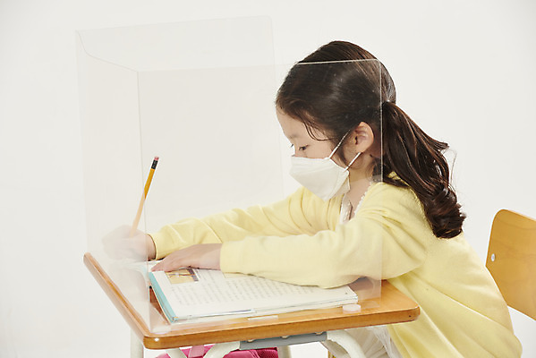 포토 JPG 스튜디오촬영 여자 어린이라이프 초등학생 어린이 학교 수업 실내 초등학교 마스크 한명 안전 상반신 옆모습 스쿨라이프 한국인 사회이슈 흰배경 가림막 소녀한명만 코로나바이러스 사회적거리두기 비말감염 델타변이바이러스 국내포토 1 학생 라이프스타일 교육 캠페인 뷰포인트 백그라운드 컨셉 사람 동양인 내부 흰색 바이러스 감염 여자한명만 소녀만 파일형식