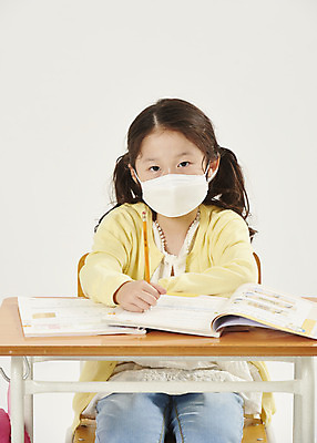 포토 JPG 스튜디오촬영 여자 어린이라이프 초등학생 어린이 학교 수업 실내 초등학교 마스크 한명 안전 상반신 앞모습 스쿨라이프 한국인 사회이슈 흰배경 가림막 소녀한명만 코로나바이러스 사회적거리두기 비말감염 델타변이바이러스 국내포토 1 학생 라이프스타일 교육 캠페인 뷰포인트 백그라운드 컨셉 사람 동양인 내부 흰색 바이러스 감염 여자한명만 소녀만 파일형식