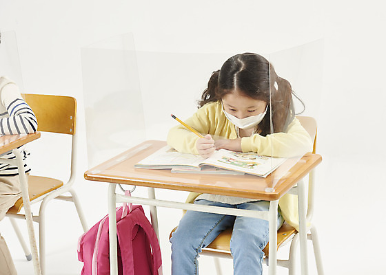 포토 JPG 스튜디오촬영 여자 어린이라이프 초등학생 어린이 학교 수업 실내 초등학교 마스크 한명 안전 상반신 앞모습 스쿨라이프 한국인 사회이슈 흰배경 가림막 소녀한명만 코로나바이러스 사회적거리두기 비말감염 델타변이바이러스 국내포토 1 학생 라이프스타일 교육 캠페인 뷰포인트 백그라운드 컨셉 사람 동양인 내부 흰색 바이러스 감염 여자한명만 소녀만 파일형식