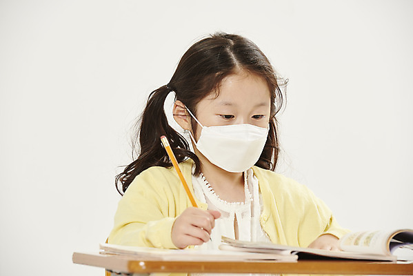 포토 JPG 스튜디오촬영 여자 어린이라이프 초등학생 어린이 학교 수업 실내 초등학교 마스크 한명 안전 상반신 앞모습 스쿨라이프 한국인 사회이슈 흰배경 가림막 소녀한명만 코로나바이러스 사회적거리두기 비말감염 델타변이바이러스 국내포토 1 학생 라이프스타일 교육 캠페인 뷰포인트 백그라운드 컨셉 사람 동양인 내부 흰색 바이러스 감염 여자한명만 소녀만 파일형식