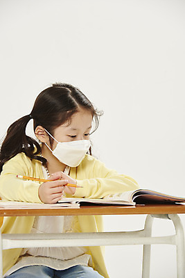포토 JPG 스튜디오촬영 여자 어린이라이프 초등학생 어린이 학교 수업 실내 초등학교 마스크 한명 안전 상반신 앞모습 스쿨라이프 한국인 사회이슈 흰배경 가림막 소녀한명만 코로나바이러스 사회적거리두기 비말감염 델타변이바이러스 국내포토 1 학생 라이프스타일 교육 캠페인 뷰포인트 백그라운드 컨셉 사람 동양인 내부 흰색 바이러스 감염 여자한명만 소녀만 파일형식