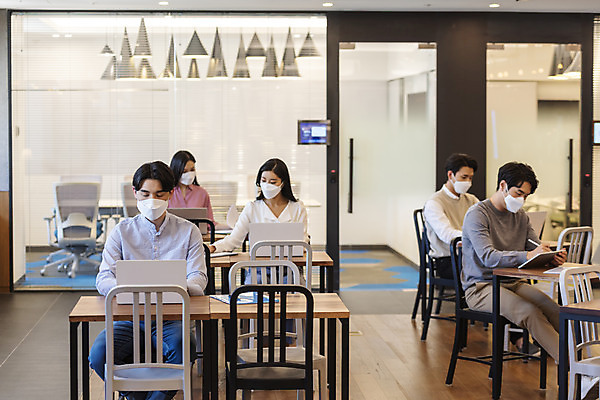 포토 JPG 전신 여자 남자 비즈니스 실내 마스크 앉기 여러명 20대 성인 앞모습 30대 노트북 한국인 업무 비즈니스맨 비즈니스우먼 사회이슈 창업 성인만 코로나바이러스 사회적거리두기 델타변이바이러스 국내포토 캠페인 뷰포인트 다수 컨셉 모션 사람 동양인 청년 내부 장년 전자제품 작업 직장인 바이러스 자영업 파일형식