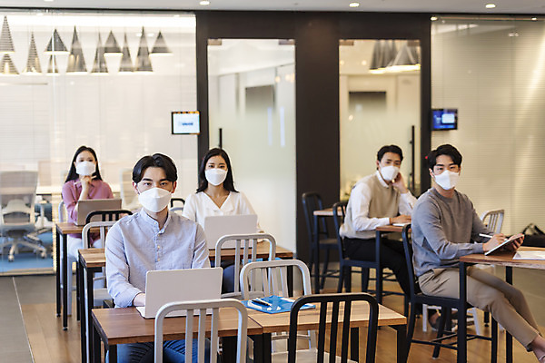 포토 JPG 전신 여자 남자 비즈니스 실내 마스크 앉기 여러명 상반신 20대 성인 앞모습 30대 노트북 한국인 업무 비즈니스맨 비즈니스우먼 사회이슈 창업 성인만 코로나바이러스 사회적거리두기 델타변이바이러스 국내포토 캠페인 뷰포인트 다수 컨셉 모션 사람 동양인 청년 내부 장년 전자제품 작업 직장인 바이러스 자영업 파일형식