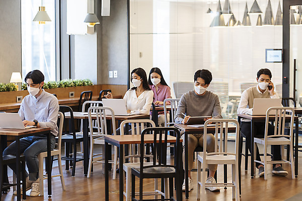 포토 JPG 전신 여자 남자 비즈니스 실내 마스크 앉기 여러명 20대 성인 앞모습 30대 노트북 한국인 업무 비즈니스맨 비즈니스우먼 사회이슈 창업 성인만 코로나바이러스 사회적거리두기 델타변이바이러스 국내포토 캠페인 뷰포인트 다수 컨셉 모션 사람 동양인 청년 내부 장년 전자제품 작업 직장인 바이러스 자영업 파일형식