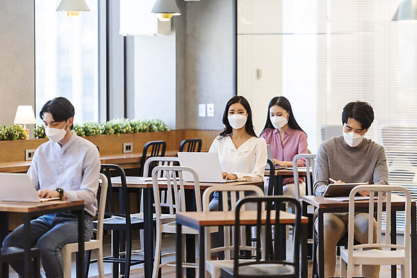 포토 JPG 여자 남자 비즈니스 실내 마스크 앉기 여러명 상반신 20대 성인 앞모습 30대 노트북 한국인 업무 비즈니스맨 비즈니스우먼 사회이슈 창업 성인만 코로나바이러스 사회적거리두기 델타변이바이러스 국내포토 캠페인 뷰포인트 다수 컨셉 모션 사람 동양인 청년 내부 장년 전자제품 작업 직장인 바이러스 자영업 파일형식