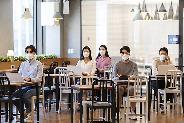 포토 JPG 전신 여자 남자 비즈니스 실내 마스크 앉기 여러명 20대 성인 앞모습 30대 노트북 한국인 업무 비즈니스맨 비즈니스우먼 사회이슈 창업 성인만 코로나바이러스 사회적거리두기 델타변이바이러스 국내포토 캠페인 뷰포인트 다수 컨셉 모션 사람 동양인 청년 내부 장년 전자제품 작업 직장인 바이러스 자영업 파일형식