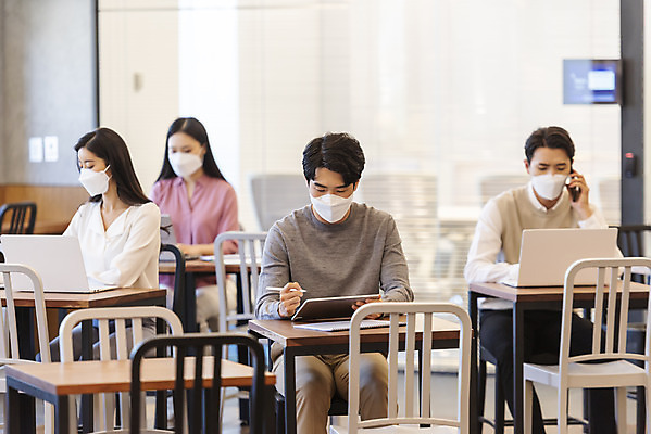 포토 JPG 여자 남자 비즈니스 실내 마스크 앉기 여러명 상반신 20대 성인 앞모습 옆모습 30대 노트북 한국인 업무 비즈니스맨 비즈니스우먼 사회이슈 창업 성인만 코로나바이러스 사회적거리두기 델타변이바이러스 국내포토 캠페인 뷰포인트 다수 컨셉 모션 사람 동양인 청년 내부 장년 전자제품 작업 직장인 바이러스 자영업 파일형식