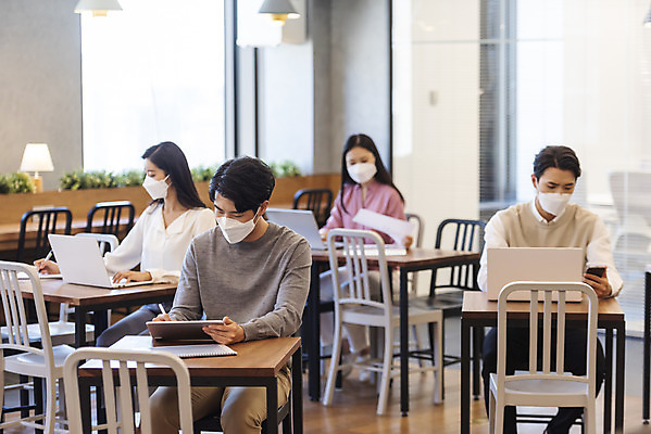 포토 JPG 전신 여자 남자 비즈니스 실내 마스크 앉기 여러명 상반신 20대 성인 앞모습 30대 노트북 한국인 업무 비즈니스맨 비즈니스우먼 사회이슈 창업 성인만 코로나바이러스 사회적거리두기 델타변이바이러스 국내포토 캠페인 뷰포인트 다수 컨셉 모션 사람 동양인 청년 내부 장년 전자제품 작업 직장인 바이러스 자영업 파일형식