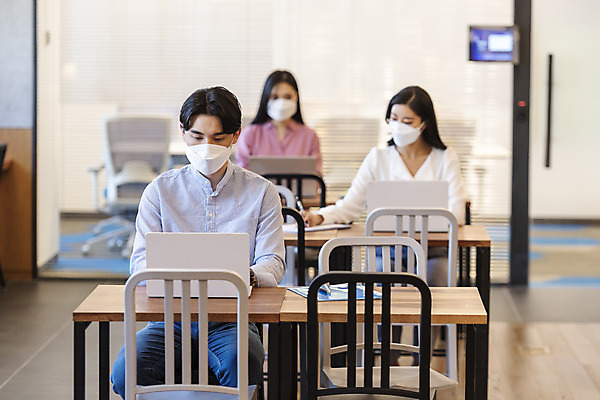 포토 JPG 여자 남자 비즈니스 실내 마스크 상반신 20대 성인 앞모습 세명 30대 노트북 한국인 업무 비즈니스맨 비즈니스우먼 사회이슈 창업 성인만 코로나바이러스 사회적거리두기 델타변이바이러스 국내포토 캠페인 뷰포인트 컨셉 사람 동양인 청년 내부 장년 전자제품 작업 직장인 바이러스 자영업 파일형식