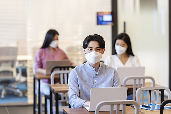 포토 JPG 여자 남자 비즈니스 실내 마스크 상반신 20대 성인 앞모습 세명 30대 노트북 한국인 업무 비즈니스맨 비즈니스우먼 사회이슈 창업 성인만 코로나바이러스 사회적거리두기 델타변이바이러스 국내포토 캠페인 뷰포인트 컨셉 사람 동양인 청년 내부 장년 전자제품 작업 직장인 바이러스 자영업 파일형식