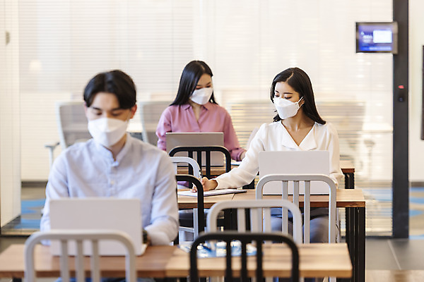 포토 JPG 여자 남자 비즈니스 실내 마스크 상반신 20대 성인 앞모습 세명 30대 노트북 한국인 업무 비즈니스맨 비즈니스우먼 사회이슈 창업 성인만 코로나바이러스 사회적거리두기 델타변이바이러스 국내포토 캠페인 뷰포인트 컨셉 사람 동양인 청년 내부 장년 전자제품 작업 직장인 바이러스 자영업 파일형식