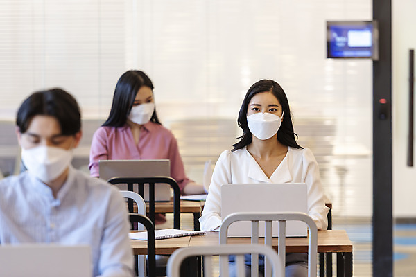 포토 JPG 여자 남자 비즈니스 실내 마스크 상반신 20대 성인 앞모습 아웃포커스 세명 30대 노트북 한국인 업무 비즈니스맨 비즈니스우먼 사회이슈 창업 성인만 코로나바이러스 사회적거리두기 델타변이바이러스 국내포토 캠페인 뷰포인트 컨셉 촬영기법 사람 동양인 청년 내부 장년 전자제품 작업 직장인 바이러스 자영업 파일형식