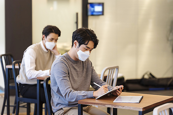 포토 JPG 남자 비즈니스 실내 마스크 앉기 상반신 20대 성인 두명 옆모습 한국인 업무 비즈니스맨 비즈니스우먼 사회이슈 창업 성인남자만 코로나바이러스 사회적거리두기 델타변이바이러스 국내포토 여자 캠페인 뷰포인트 컨셉 모션 사람 동양인 청년 내부 작업 직장인 바이러스 자영업 남자만 성인만 파일형식