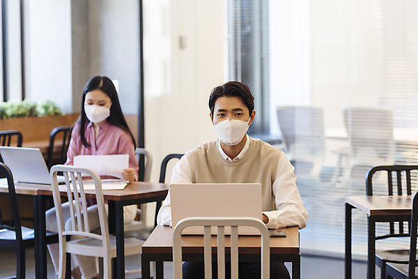 포토 JPG 여자 남자 비즈니스 실내 마스크 앉기 상반신 20대 성인 두명 앞모습 한국인 업무 비즈니스맨 비즈니스우먼 사회이슈 창업 성인만 코로나바이러스 사회적거리두기 델타변이바이러스 국내포토 캠페인 뷰포인트 컨셉 모션 사람 동양인 청년 내부 작업 직장인 바이러스 자영업 파일형식