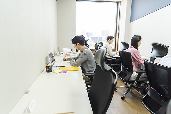 포토 JPG 전신 여자 남자 비즈니스 휴가 실내 앉기 여러명 상반신 20대 성인 옆모습 30대 노트북 사무실 한국인 업무 비즈니스맨 비즈니스우먼 사회이슈 창업 재택근무 성인만 코로나바이러스 사회적거리두기 델타변이바이러스 국내포토 캠페인 뷰포인트 다수 컨셉 모션 사람 동양인 청년 내부 장년 전자제품 작업 직장인 바이러스 자영업 파일형식