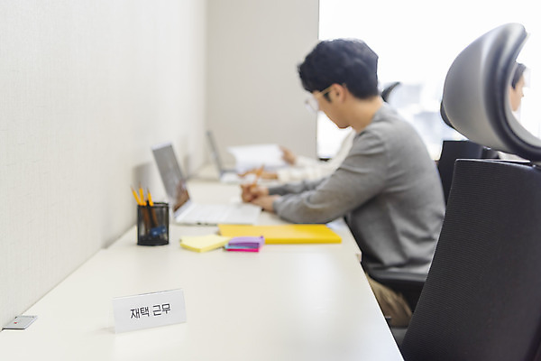 포토 JPG 여자 남자 비즈니스 휴가 실내 앉기 여러명 상반신 20대 성인 두명 옆모습 아웃포커스 30대 사무실 한국인 업무 비즈니스맨 비즈니스우먼 사회이슈 창업 재택근무 성인만 코로나바이러스 사회적거리두기 델타변이바이러스 국내포토 캠페인 뷰포인트 다수 컨셉 모션 촬영기법 사람 동양인 청년 내부 장년 작업 직장인 바이러스 자영업 파일형식