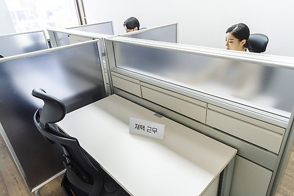 포토 JPG 여자 남자 비즈니스 휴가 실내 앉기 상반신 20대 성인 두명 앞모습 30대 사무실 한국인 업무 비즈니스맨 비즈니스우먼 사회이슈 창업 재택근무 성인만 코로나바이러스 사회적거리두기 델타변이바이러스 국내포토 캠페인 뷰포인트 컨셉 모션 사람 동양인 청년 내부 장년 작업 직장인 바이러스 자영업 파일형식