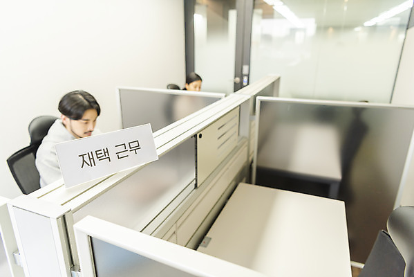 포토 JPG 여자 남자 비즈니스 휴가 실내 앉기 상반신 20대 성인 두명 옆모습 30대 한국인 업무 비즈니스맨 비즈니스우먼 사회이슈 창업 재택근무 성인만 코로나바이러스 사회적거리두기 델타변이바이러스 국내포토 캠페인 뷰포인트 컨셉 모션 사람 동양인 청년 내부 장년 작업 직장인 바이러스 자영업 파일형식