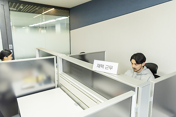 포토 JPG 여자 남자 비즈니스 휴가 실내 앉기 상반신 20대 성인 두명 옆모습 30대 한국인 업무 비즈니스맨 비즈니스우먼 사회이슈 창업 재택근무 성인만 코로나바이러스 사회적거리두기 델타변이바이러스 국내포토 캠페인 뷰포인트 컨셉 모션 사람 동양인 청년 내부 장년 작업 직장인 바이러스 자영업 파일형식