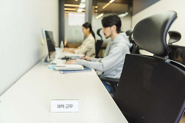 포토 JPG 여자 남자 비즈니스 휴가 실내 앉기 상반신 20대 성인 두명 옆모습 아웃포커스 30대 한국인 업무 비즈니스맨 비즈니스우먼 사회이슈 창업 재택근무 성인만 코로나바이러스 사회적거리두기 델타변이바이러스 국내포토 캠페인 뷰포인트 컨셉 모션 촬영기법 사람 동양인 청년 내부 장년 작업 직장인 바이러스 자영업 파일형식