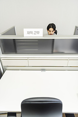 포토 JPG 남자 비즈니스 휴가 실내 한명 상반신 성인 앞모습 30대 한국인 업무 비즈니스맨 사회이슈 창업 재택근무 성인남자한명만 코로나바이러스 사회적거리두기 델타변이바이러스 국내포토 1 캠페인 뷰포인트 컨셉 사람 동양인 내부 장년 작업 직장인 바이러스 자영업 남자한명만 성인남자만 파일형식