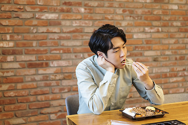 포토 JPG 남자 비즈니스 실내 한명 상반신 20대 성인 앞모습 식사 한국인 비즈니스맨 지루함 사회이슈 도시락 창업 성인남자한명만 혼족 코로나바이러스 사회적거리두기 비말감염 델타변이바이러스 국내포토 1 감정 음식 캠페인 뷰포인트 컨셉 사람 동양인 청년 내부 직장인 바이러스 자영업 감염 싱글라이프 남자한명만 성인남자만 파일형식
