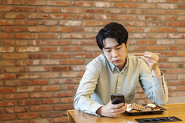 포토 JPG 응시 남자 비즈니스 실내 한명 들기 상반신 20대 성인 앞모습 스마트폰 식사 한국인 비즈니스맨 사회이슈 도시락 창업 성인남자한명만 혼족 코로나바이러스 사회적거리두기 비말감염 델타변이바이러스 국내포토 1 시선 음식 캠페인 뷰포인트 컨셉 모션 사람 동양인 청년 내부 핸드폰 스마트기기 직장인 바이러스 자영업 감염 싱글라이프 남자한명만 성인남자만 파일형식