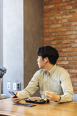 포토 JPG 응시 남자 비즈니스 실내 한명 들기 상반신 20대 성인 앞모습 스마트폰 식사 한국인 비즈니스맨 사회이슈 도시락 창업 성인남자한명만 혼족 코로나바이러스 사회적거리두기 비말감염 델타변이바이러스 국내포토 1 시선 음식 캠페인 뷰포인트 컨셉 모션 사람 동양인 청년 내부 핸드폰 스마트기기 직장인 바이러스 자영업 감염 싱글라이프 남자한명만 성인남자만 파일형식