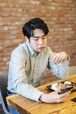 포토 JPG 응시 남자 비즈니스 실내 한명 들기 앉기 상반신 20대 성인 앞모습 스마트폰 식사 한국인 비즈니스맨 사회이슈 도시락 창업 성인남자한명만 혼족 코로나바이러스 사회적거리두기 비말감염 델타변이바이러스 국내포토 1 시선 음식 캠페인 뷰포인트 컨셉 모션 사람 동양인 청년 내부 핸드폰 스마트기기 직장인 바이러스 자영업 감염 싱글라이프 남자한명만 성인남자만 파일형식