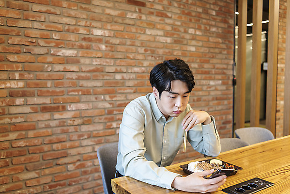 포토 JPG 응시 남자 비즈니스 실내 한명 들기 앉기 상반신 20대 성인 앞모습 스마트폰 식사 한국인 비즈니스맨 사회이슈 도시락 창업 성인남자한명만 혼족 코로나바이러스 사회적거리두기 비말감염 델타변이바이러스 국내포토 1 시선 음식 캠페인 뷰포인트 컨셉 모션 사람 동양인 청년 내부 핸드폰 스마트기기 직장인 바이러스 자영업 감염 싱글라이프 남자한명만 성인남자만 파일형식