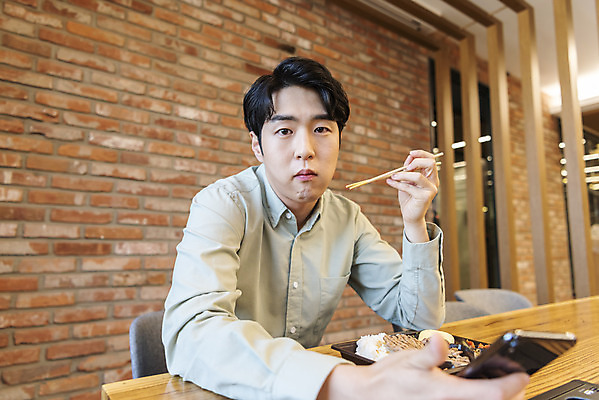 포토 JPG 남자 비즈니스 실내 한명 들기 앉기 상반신 20대 성인 앞모습 스마트폰 식사 한국인 비즈니스맨 사회이슈 도시락 창업 성인남자한명만 혼족 코로나바이러스 사회적거리두기 비말감염 델타변이바이러스 국내포토 1 음식 캠페인 뷰포인트 컨셉 모션 사람 동양인 청년 내부 핸드폰 스마트기기 직장인 바이러스 자영업 감염 싱글라이프 남자한명만 성인남자만 파일형식
