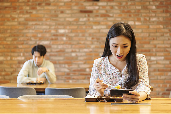 포토 JPG 여자 남자 비즈니스 실내 들기 앉기 상반신 20대 성인 두명 앞모습 스마트폰 식사 한국인 비즈니스맨 비즈니스우먼 사회이슈 도시락 창업 성인만 코로나바이러스 사회적거리두기 비말감염 델타변이바이러스 국내포토 음식 캠페인 뷰포인트 컨셉 모션 사람 동양인 청년 내부 핸드폰 스마트기기 직장인 바이러스 자영업 감염 파일형식