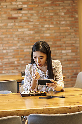 포토 JPG 응시 여자 비즈니스 실내 한명 들기 앉기 상반신 20대 성인 앞모습 스마트폰 식사 한국인 비즈니스우먼 사회이슈 도시락 창업 성인여자한명만 혼족 코로나바이러스 사회적거리두기 비말감염 델타변이바이러스 국내포토 1 시선 음식 캠페인 뷰포인트 컨셉 모션 사람 동양인 청년 내부 핸드폰 스마트기기 직장인 바이러스 자영업 감염 싱글라이프 여자한명만 성인여자만 파일형식