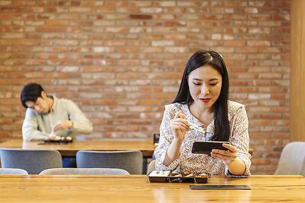 포토 JPG 여자 남자 비즈니스 실내 들기 앉기 상반신 20대 성인 두명 앞모습 스마트폰 식사 한국인 비즈니스맨 비즈니스우먼 사회이슈 도시락 창업 성인만 코로나바이러스 사회적거리두기 비말감염 델타변이바이러스 국내포토 음식 캠페인 뷰포인트 컨셉 모션 사람 동양인 청년 내부 핸드폰 스마트기기 직장인 바이러스 자영업 감염 파일형식