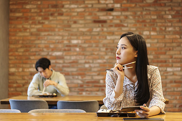 포토 JPG 여자 남자 비즈니스 실내 들기 앉기 상반신 20대 성인 두명 앞모습 스마트폰 식사 한국인 비즈니스맨 비즈니스우먼 사회이슈 도시락 창업 성인만 코로나바이러스 사회적거리두기 비말감염 델타변이바이러스 국내포토 음식 캠페인 뷰포인트 컨셉 모션 사람 동양인 청년 내부 핸드폰 스마트기기 직장인 바이러스 자영업 감염 파일형식