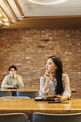 포토 JPG 여자 남자 비즈니스 실내 들기 앉기 상반신 20대 성인 두명 앞모습 스마트폰 식사 한국인 비즈니스맨 비즈니스우먼 사회이슈 도시락 창업 성인만 코로나바이러스 사회적거리두기 비말감염 델타변이바이러스 국내포토 음식 캠페인 뷰포인트 컨셉 모션 사람 동양인 청년 내부 핸드폰 스마트기기 직장인 바이러스 자영업 감염 파일형식