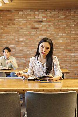 포토 JPG 여자 남자 비즈니스 실내 들기 앉기 상반신 20대 성인 두명 앞모습 스마트폰 식사 한국인 비즈니스맨 비즈니스우먼 사회이슈 도시락 창업 성인만 코로나바이러스 사회적거리두기 비말감염 델타변이바이러스 국내포토 음식 캠페인 뷰포인트 컨셉 모션 사람 동양인 청년 내부 핸드폰 스마트기기 직장인 바이러스 자영업 감염 파일형식