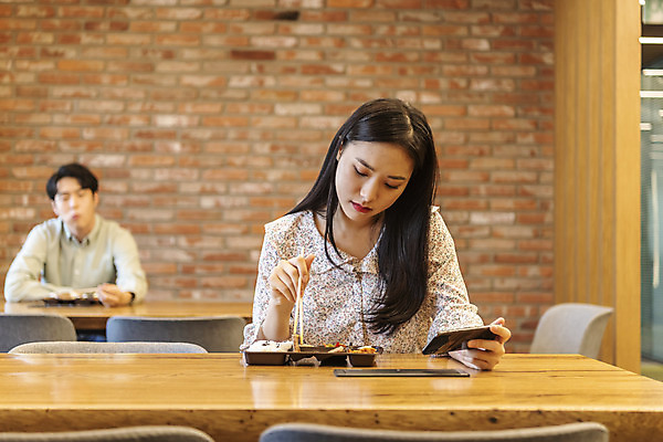 포토 JPG 여자 남자 비즈니스 실내 들기 앉기 상반신 20대 성인 두명 앞모습 스마트폰 식사 한국인 비즈니스맨 비즈니스우먼 사회이슈 도시락 창업 성인만 코로나바이러스 사회적거리두기 비말감염 델타변이바이러스 국내포토 음식 캠페인 뷰포인트 컨셉 모션 사람 동양인 청년 내부 핸드폰 스마트기기 직장인 바이러스 자영업 감염 파일형식