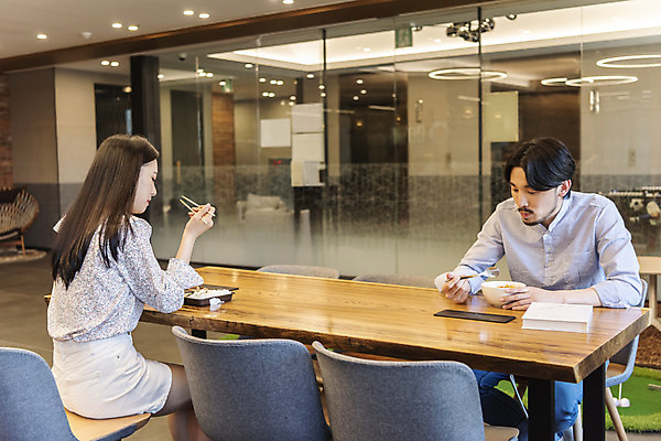 포토 JPG 여자 남자 비즈니스 실내 앉기 상반신 20대 성인 두명 앞모습 뒷모습 30대 식사 한국인 비즈니스맨 비즈니스우먼 사회이슈 도시락 창업 성인만 코로나바이러스 사회적거리두기 비말감염 델타변이바이러스 국내포토 음식 캠페인 뷰포인트 컨셉 모션 사람 동양인 청년 내부 장년 직장인 바이러스 자영업 감염 파일형식