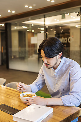 포토 JPG 남자 비즈니스 실내 한명 앉기 상반신 성인 앞모습 30대 식사 한국인 비즈니스맨 시리얼 사회이슈 창업 성인남자한명만 혼족 코로나바이러스 사회적거리두기 비말감염 국내포토 1 음식 캠페인 뷰포인트 컨셉 모션 사람 동양인 내부 장년 직장인 바이러스 자영업 감염 싱글라이프 남자한명만 성인남자만 파일형식