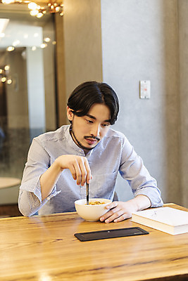 포토 JPG 남자 비즈니스 실내 한명 앉기 상반신 성인 앞모습 30대 식사 한국인 비즈니스맨 시리얼 지루함 사회이슈 창업 성인남자한명만 혼족 코로나바이러스 사회적거리두기 비말감염 국내포토 1 감정 음식 캠페인 뷰포인트 컨셉 모션 사람 동양인 내부 장년 직장인 바이러스 자영업 감염 싱글라이프 남자한명만 성인남자만 파일형식