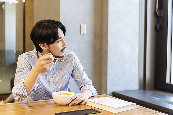 포토 JPG 응시 남자 비즈니스 실내 한명 앉기 상반신 성인 앞모습 30대 식사 한국인 비즈니스맨 시리얼 사회이슈 창업 성인남자한명만 혼족 코로나바이러스 사회적거리두기 비말감염 국내포토 1 시선 음식 캠페인 뷰포인트 컨셉 모션 사람 동양인 내부 장년 직장인 바이러스 자영업 감염 싱글라이프 남자한명만 성인남자만 파일형식