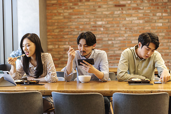 포토 JPG 여자 남자 비즈니스 실내 들기 앉기 상반신 20대 성인 앞모습 세명 30대 스마트폰 식사 한국인 비즈니스맨 비즈니스우먼 사회이슈 창업 성인만 코로나바이러스 사회적거리두기 비말감염 국내포토 캠페인 뷰포인트 컨셉 모션 사람 동양인 청년 내부 장년 핸드폰 스마트기기 직장인 바이러스 자영업 감염 파일형식