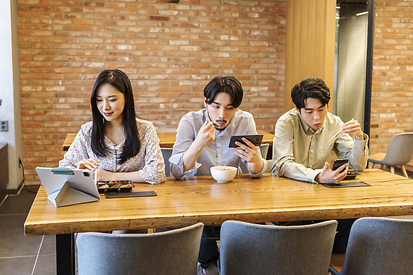 포토 JPG 여자 남자 비즈니스 실내 들기 앉기 상반신 20대 성인 앞모습 세명 30대 스마트폰 식사 한국인 비즈니스맨 비즈니스우먼 사회이슈 창업 성인만 코로나바이러스 사회적거리두기 비말감염 국내포토 캠페인 뷰포인트 컨셉 모션 사람 동양인 청년 내부 장년 핸드폰 스마트기기 직장인 바이러스 자영업 감염 파일형식