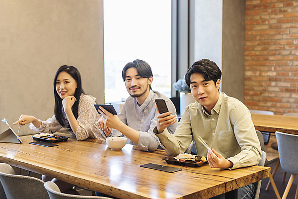 포토 JPG 여자 남자 비즈니스 실내 들기 앉기 상반신 20대 성인 옆모습 세명 30대 스마트폰 태블릿 식사 한국인 비즈니스맨 비즈니스우먼 사회이슈 창업 성인만 코로나바이러스 사회적거리두기 비말감염 국내포토 캠페인 뷰포인트 컨셉 모션 사람 동양인 청년 내부 장년 전자제품 핸드폰 스마트기기 직장인 바이러스 자영업 감염 파일형식