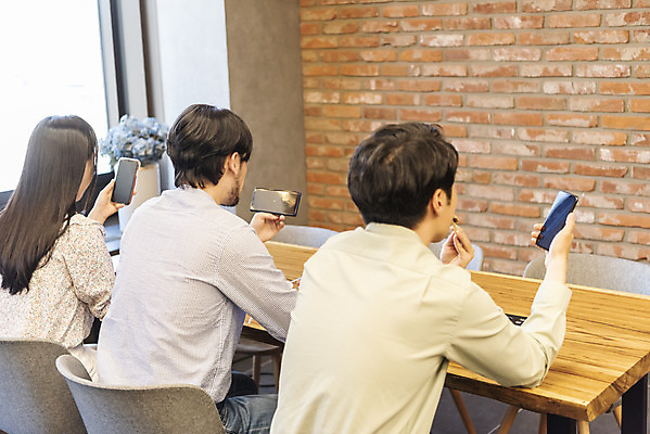포토 JPG 응시 여자 남자 비즈니스 실내 들기 앉기 상반신 20대 성인 뒷모습 세명 30대 스마트폰 식사 한국인 비즈니스맨 비즈니스우먼 사회이슈 창업 성인만 코로나바이러스 사회적거리두기 비말감염 국내포토 시선 캠페인 뷰포인트 컨셉 모션 사람 동양인 청년 내부 장년 핸드폰 스마트기기 직장인 바이러스 자영업 감염 파일형식