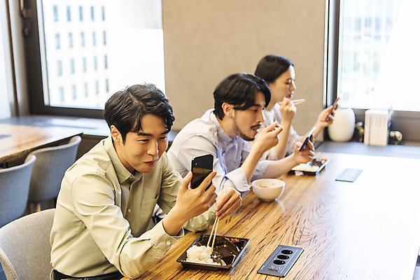 포토 JPG 응시 여자 남자 비즈니스 실내 들기 앉기 상반신 20대 성인 옆모습 세명 30대 스마트폰 식사 한국인 비즈니스맨 비즈니스우먼 사회이슈 창업 성인만 코로나바이러스 사회적거리두기 비말감염 국내포토 시선 캠페인 뷰포인트 컨셉 모션 사람 동양인 청년 내부 장년 핸드폰 스마트기기 직장인 바이러스 자영업 감염 파일형식
