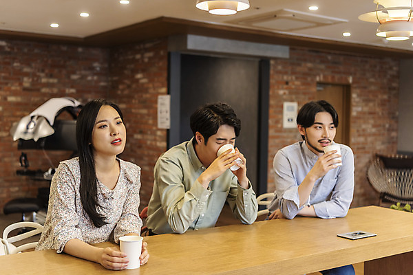 포토 JPG 여자 남자 커피 비즈니스 티타임 실내 앉기 상반신 20대 성인 앞모습 세명 30대 한국인 비즈니스맨 비즈니스우먼 사회이슈 창업 성인만 코로나바이러스 사회적거리두기 비말감염 국내포토 음료 캠페인 뷰포인트 컨셉 모션 휴식 사람 동양인 청년 내부 장년 직장인 바이러스 자영업 감염 파일형식