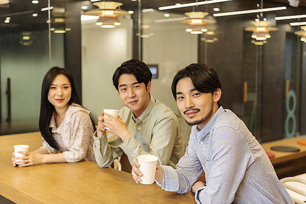 포토 JPG 여자 남자 커피 비즈니스 티타임 실내 앉기 상반신 20대 성인 옆모습 세명 30대 한국인 비즈니스맨 비즈니스우먼 사회이슈 창업 성인만 코로나바이러스 사회적거리두기 비말감염 국내포토 음료 캠페인 뷰포인트 컨셉 모션 휴식 사람 동양인 청년 내부 장년 직장인 바이러스 자영업 감염 파일형식